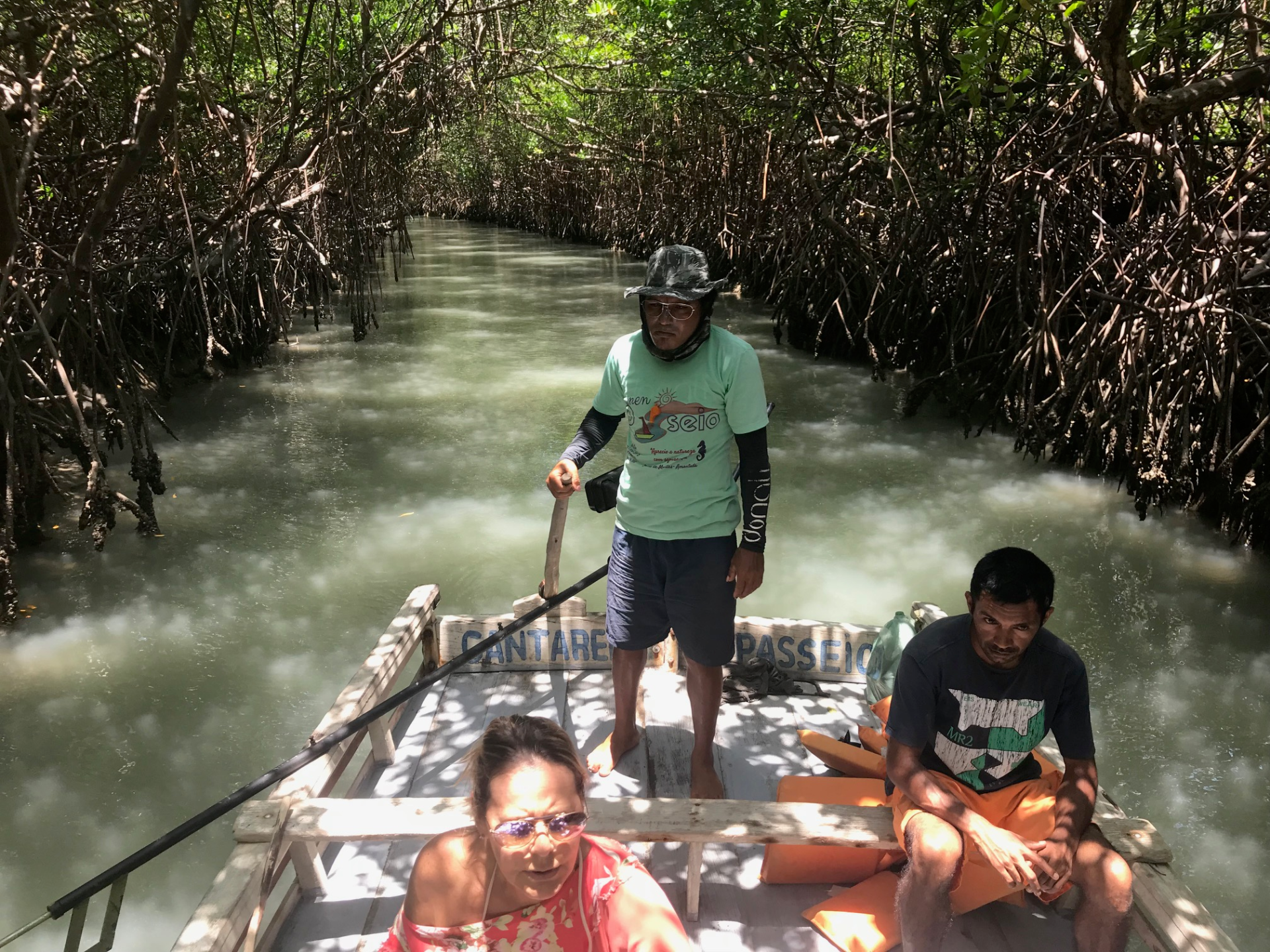 Um grupo de pessoas está andando de barco por um rio.