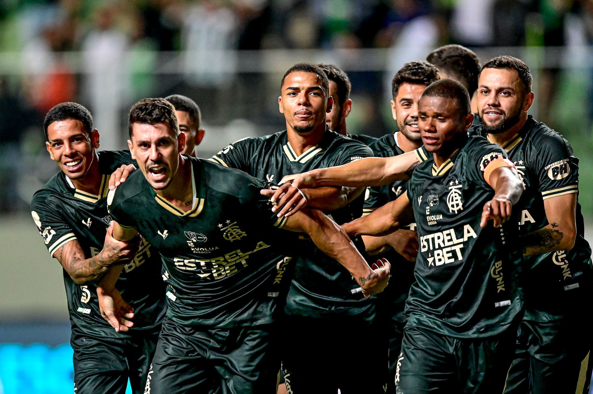 Com golaço de falta de Léo Fernández, Fluminense vence o Cruzeiro e volta  ao G4 do Brasileirão