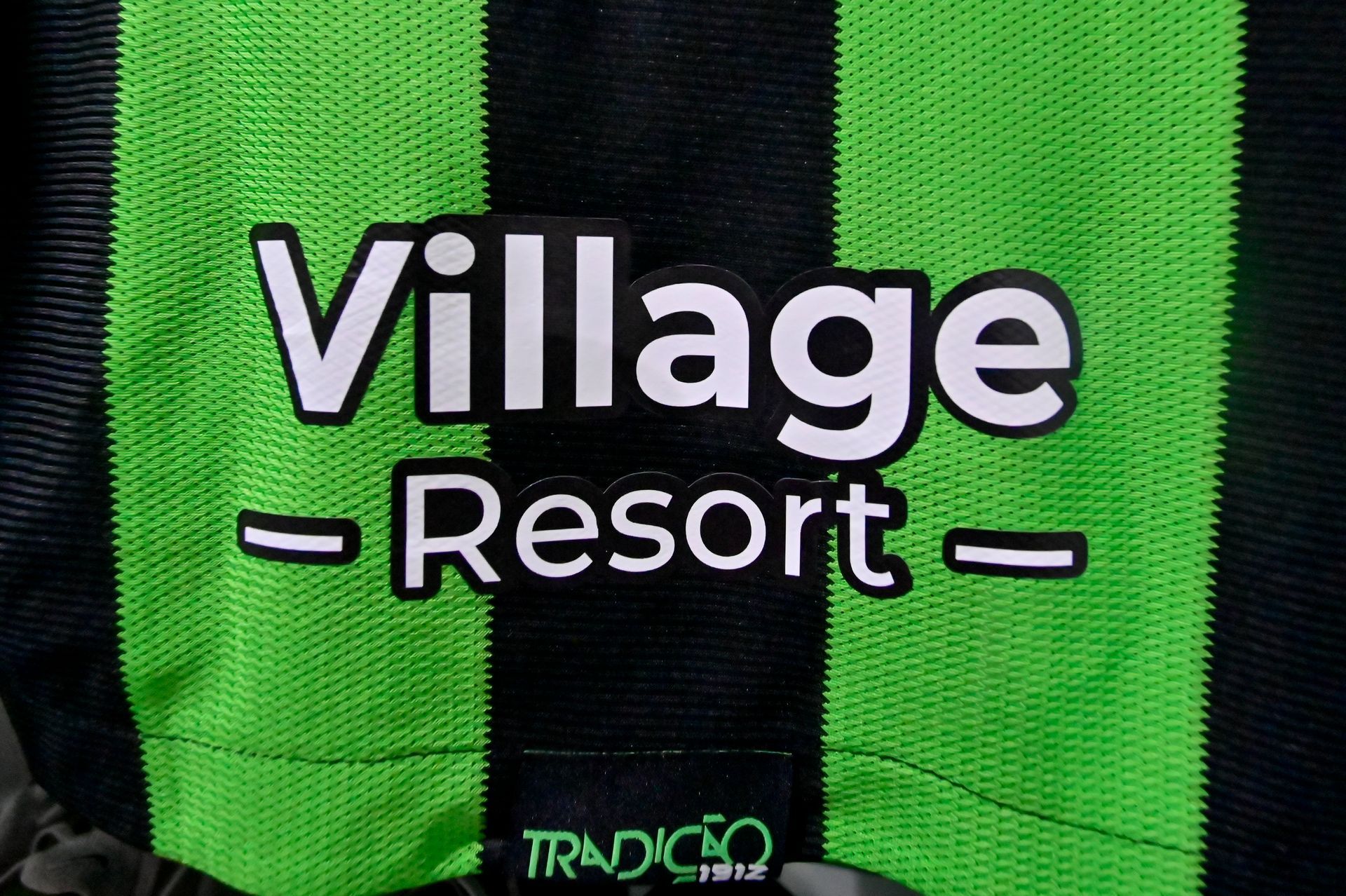 AMÉRICA E VILLAGE RESORT ACERTAM CONTRATO DE PATROCÍNIO PARA MARCA NA CAMISA