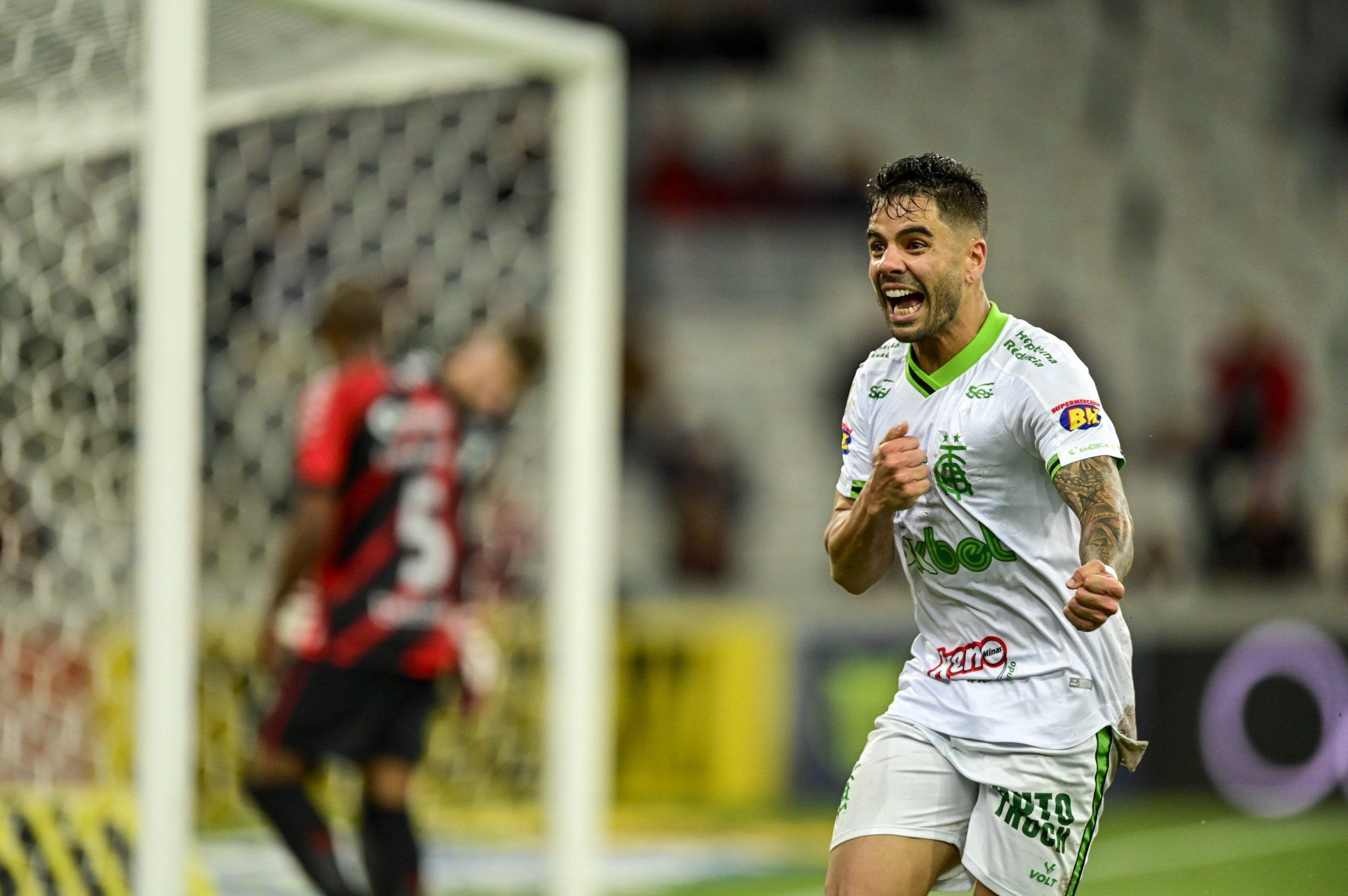 Com golaço de bicicleta de Henrique Almeida, América empata com Athletico-PR