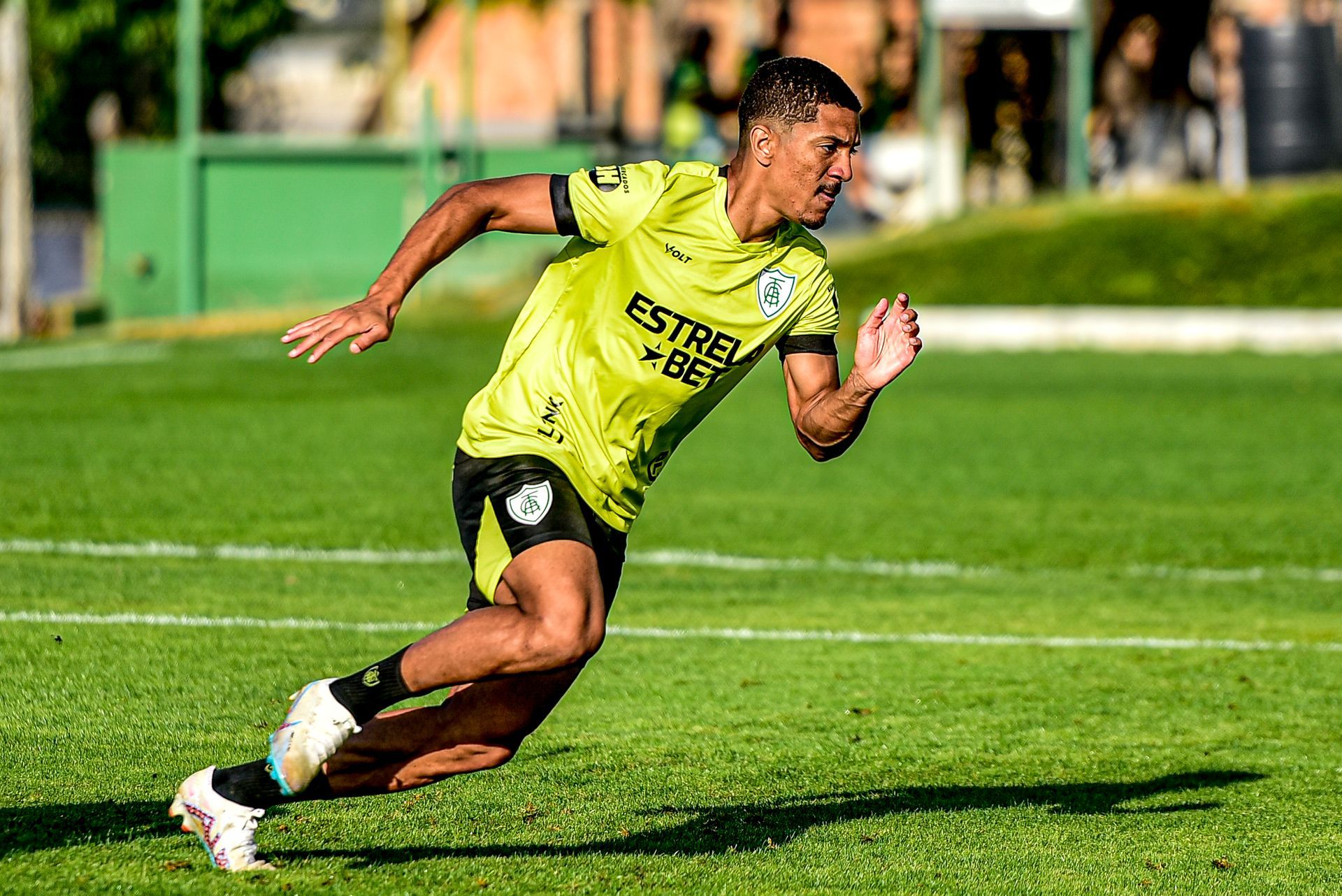 Matheus Dav&oacute; refor&ccedil;a o ataque do Coelh&atilde;o