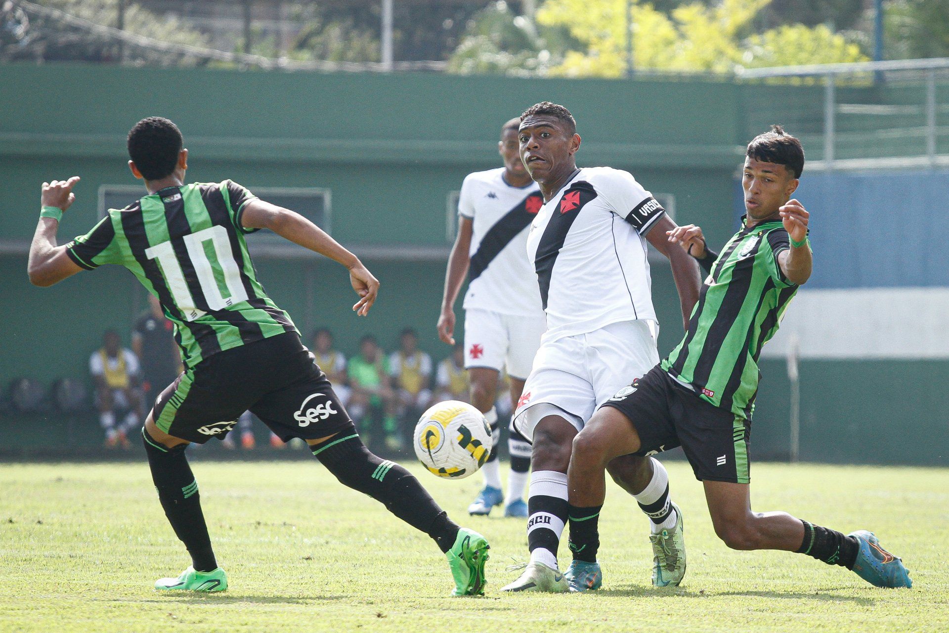 Coelhãozinho Sub-17 luta mas é superado na estreia pelo Campeonato Brasileiro