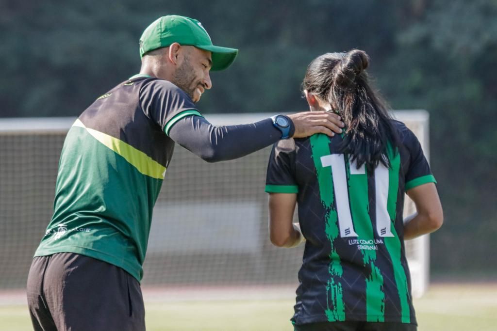 Jorge Victor renova contrato no comando das Spartanas