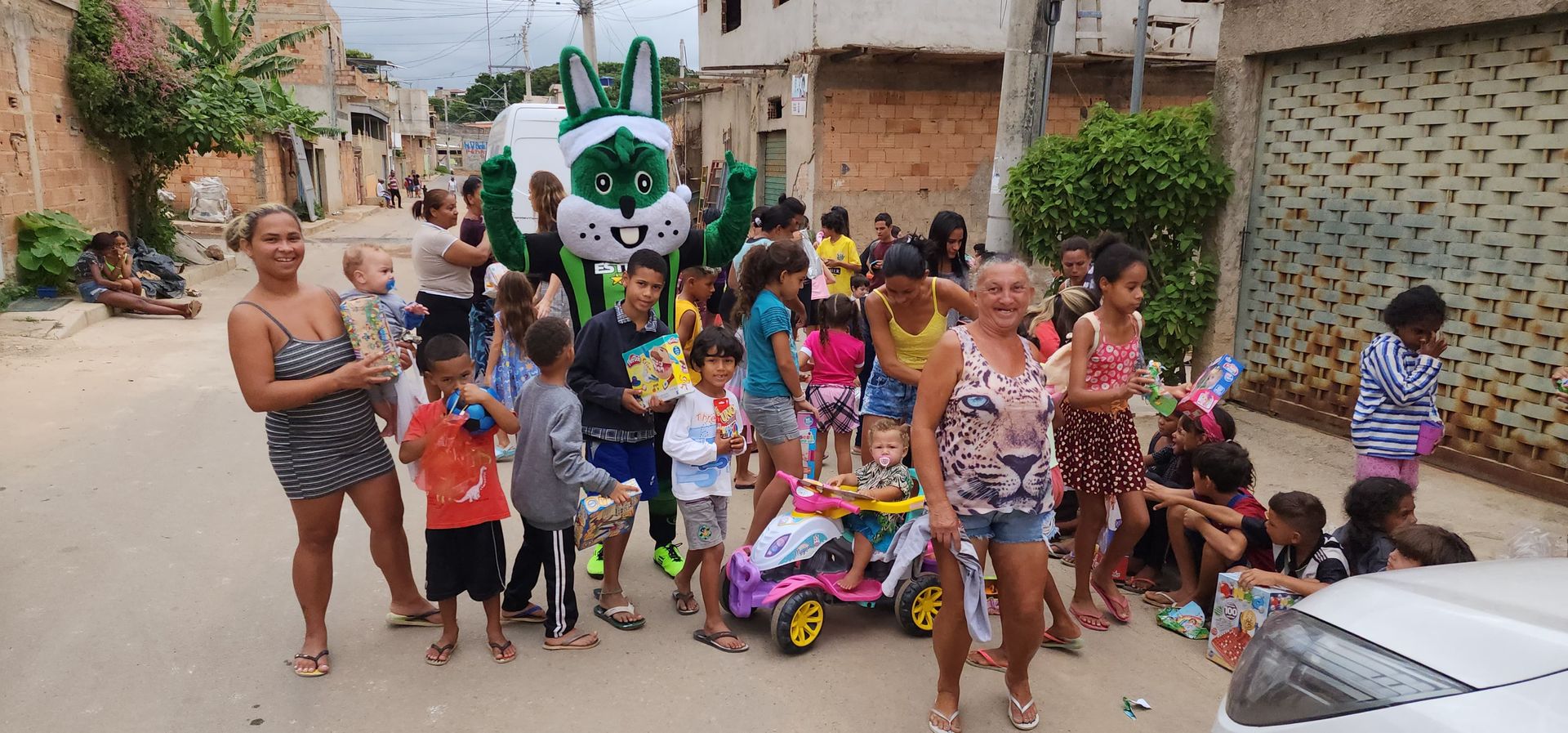 América realiza doação de brinquedos no Bairro Dandara