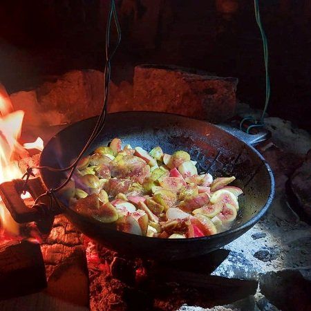 מחבת אוכל מתבשלת על אש