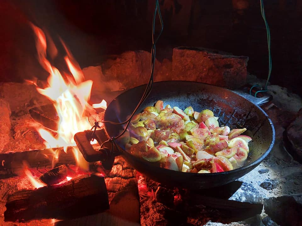 מחבת אוכל מתבשלת על אש.