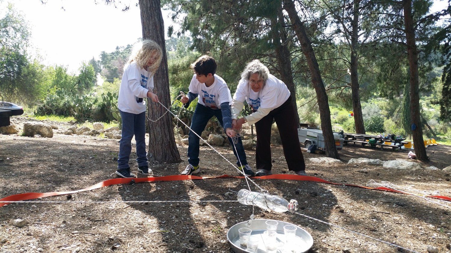 קבוצה של אנשים משחקת משחק ביער.