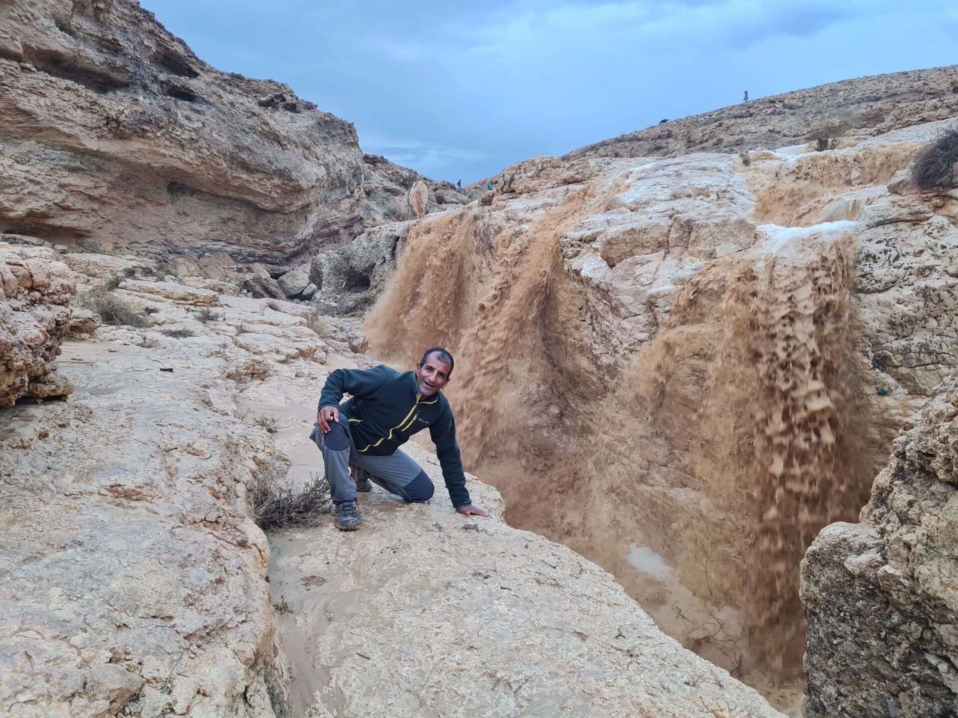 אדם כורע על סלע במדבר