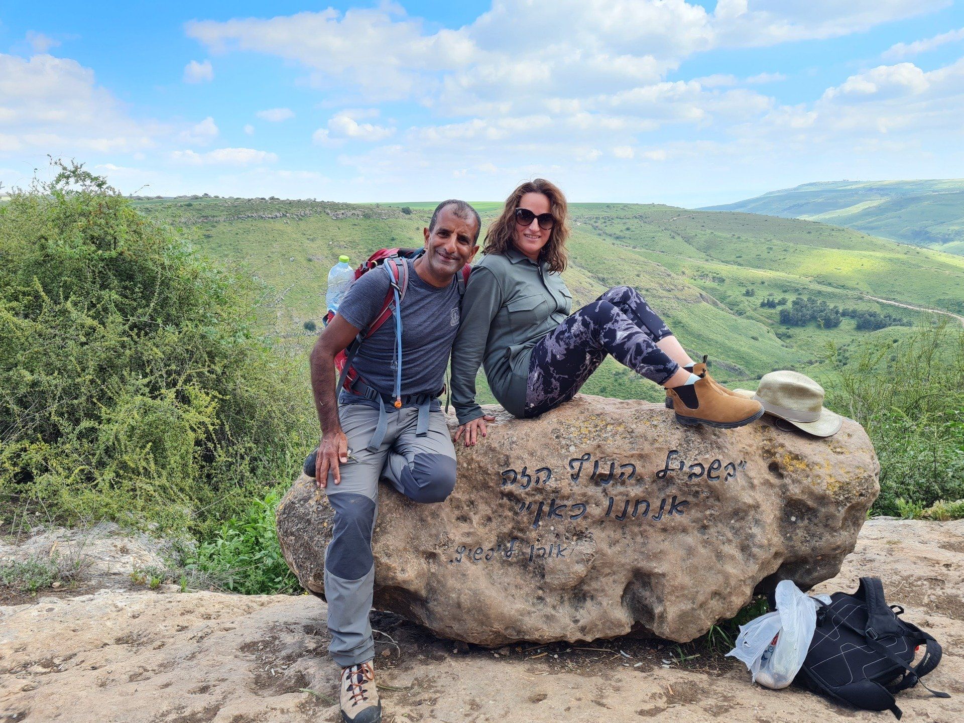 גבר ואישה יושבים על גבי סלע גדול.