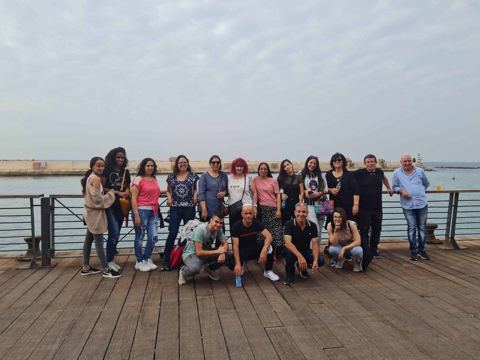 קבוצה של אנשים מצטלמים על מזח.