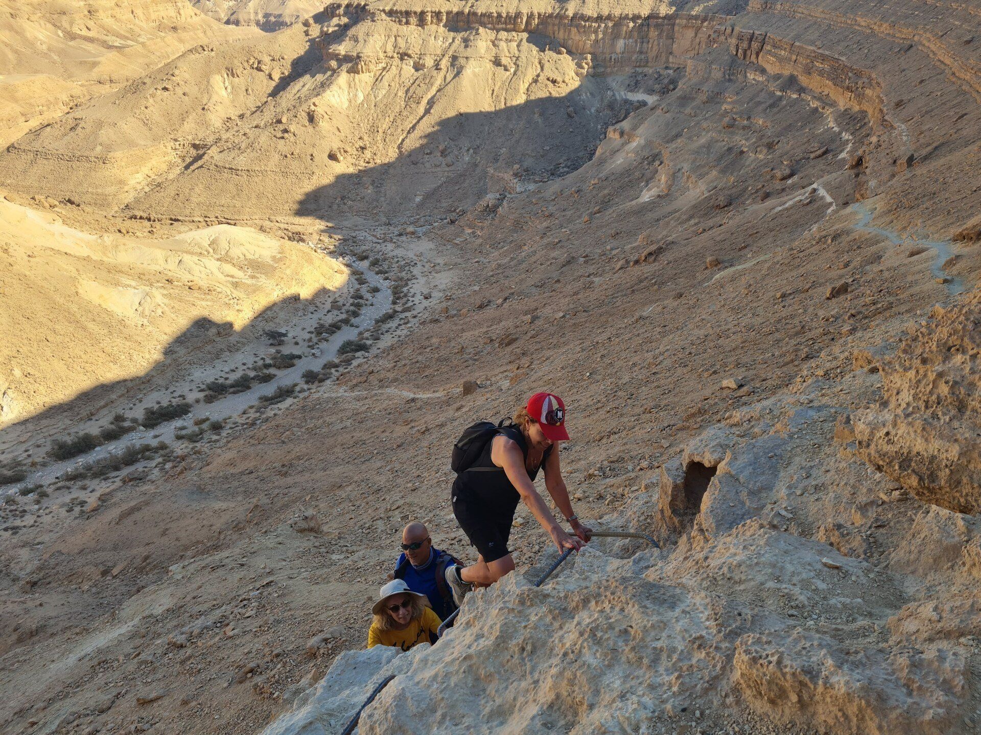 קבוצת אנשים מטיילת במעלה הר.