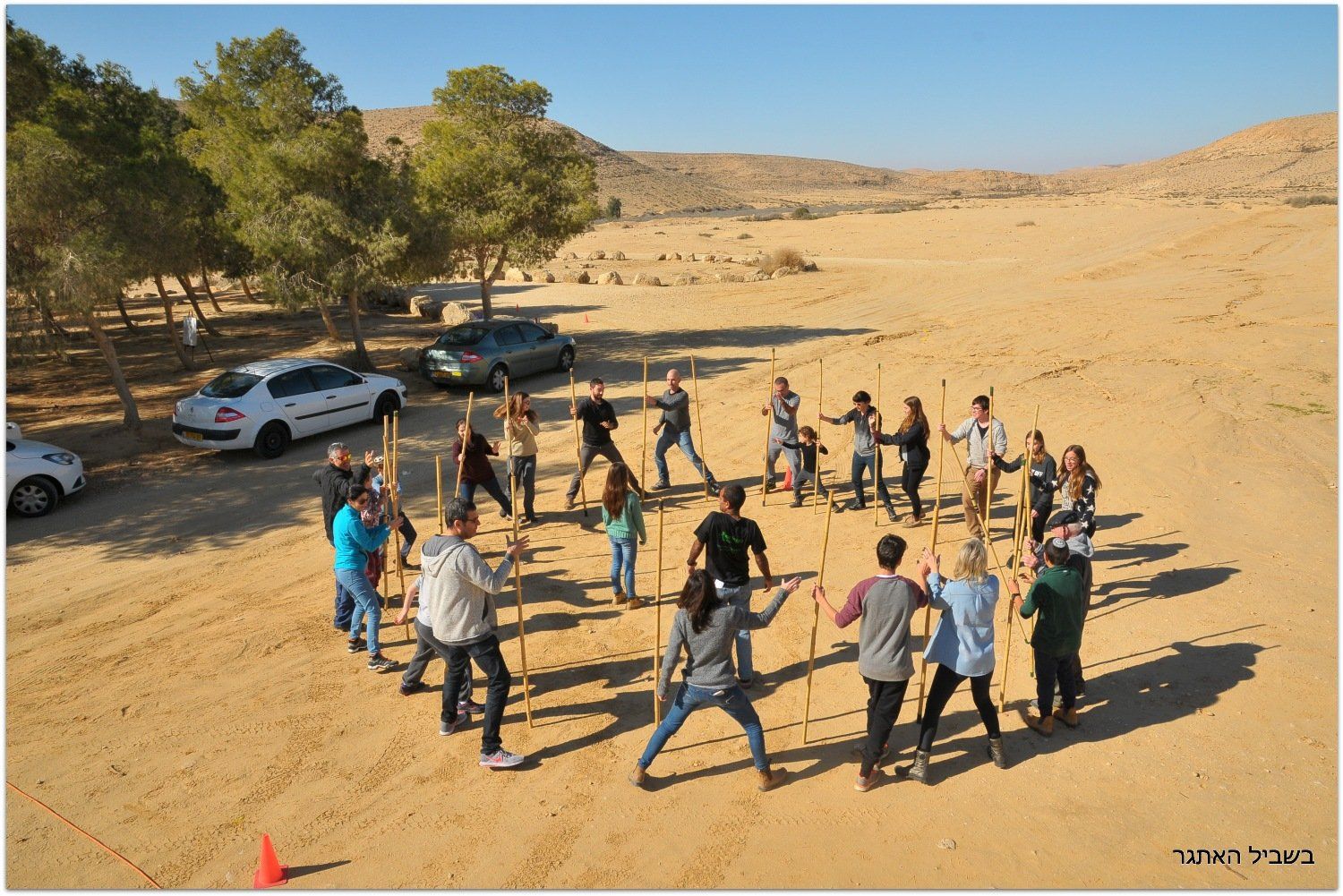 קבוצת אנשים עומדת במעגל במדבר