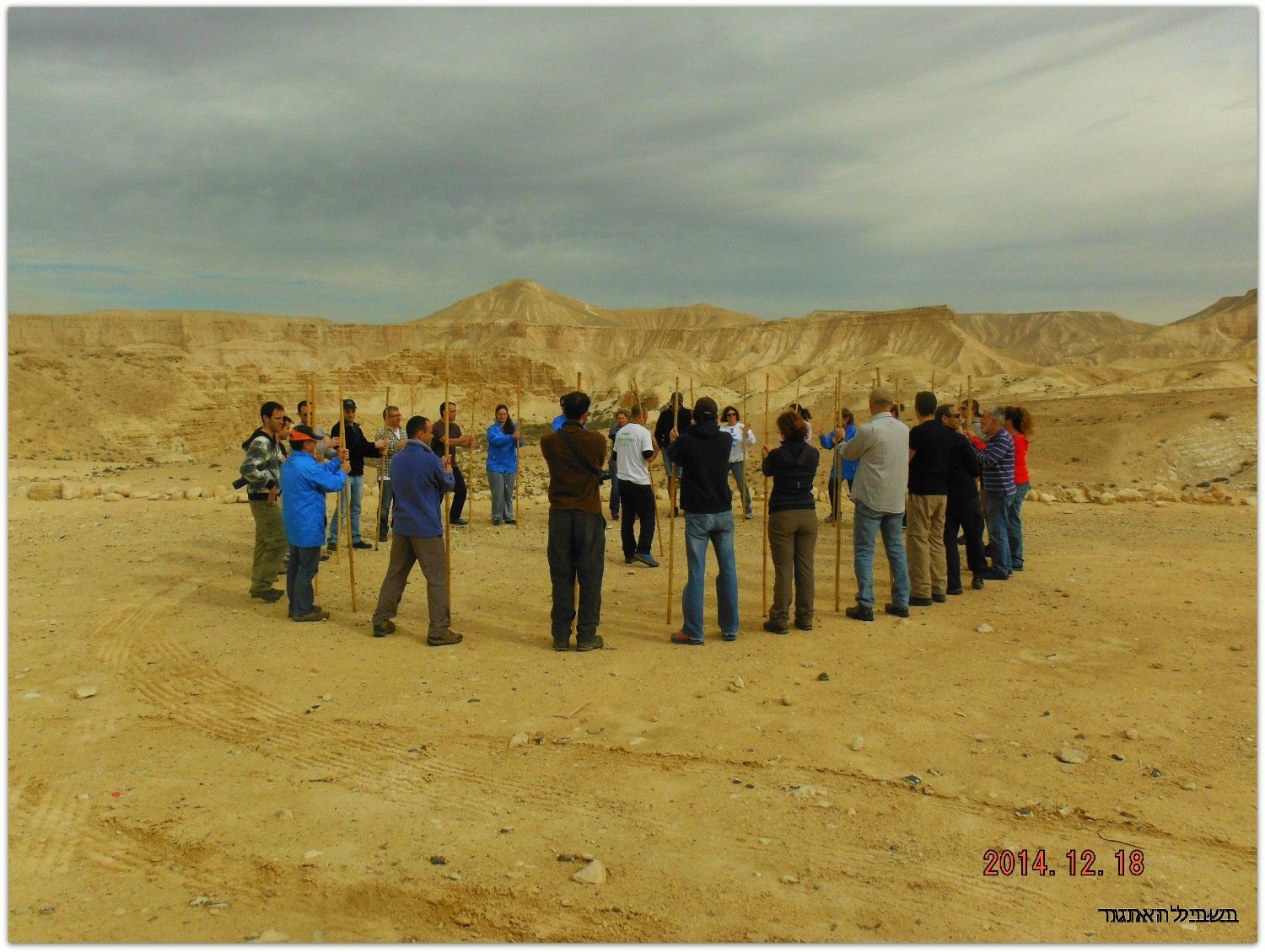 קבוצת אנשים עומדת במעגל במדבר