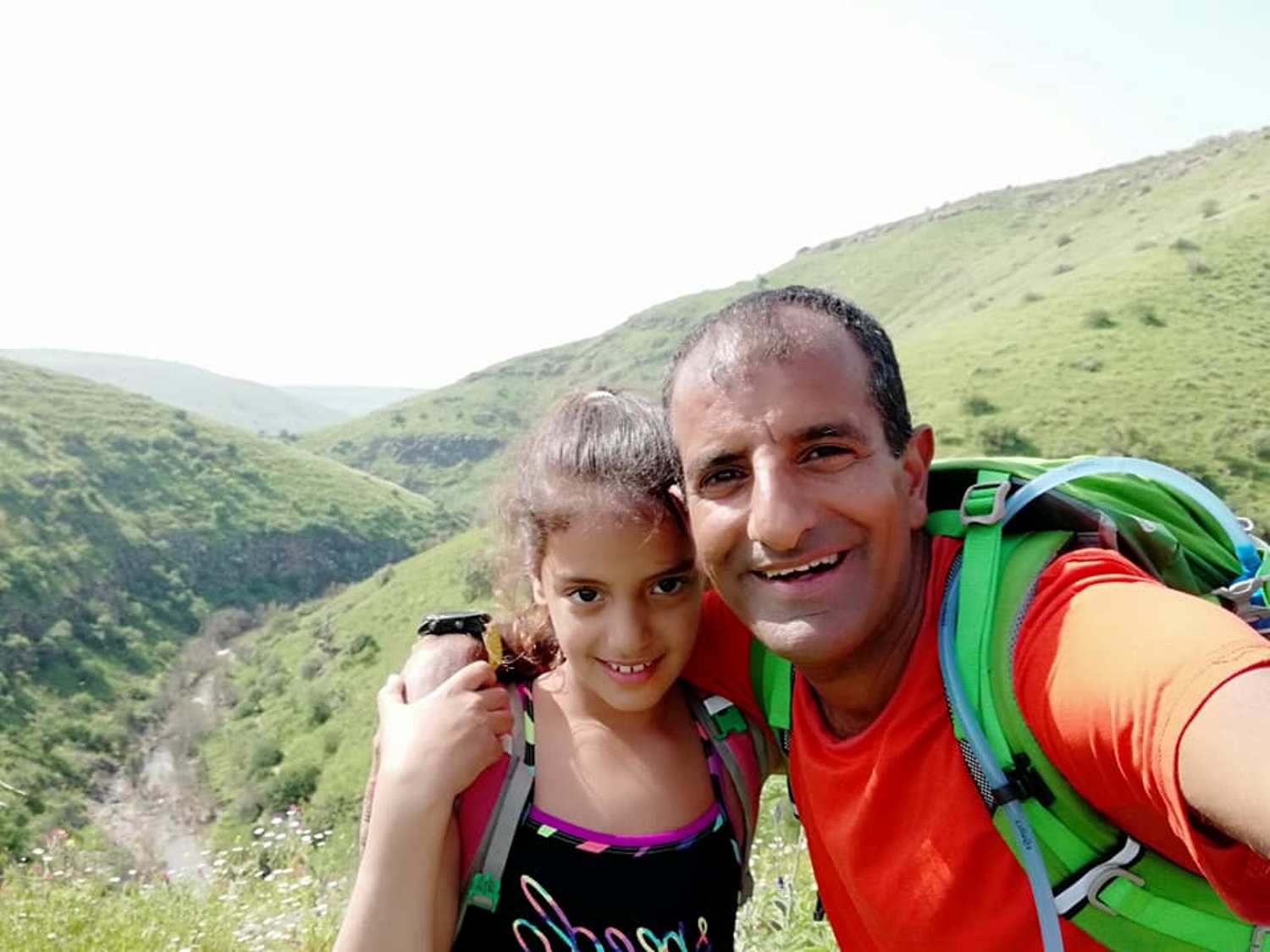 גבר וילדה קטנה מצטלמים.