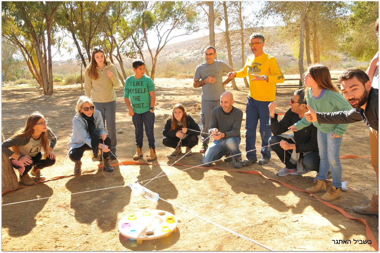 קבוצה של אנשים משחקת משחק בפארק.