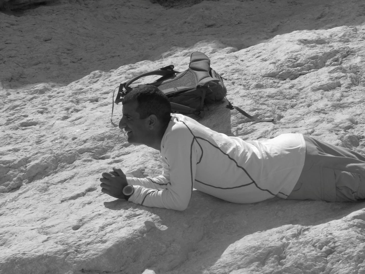 תמונה בשחור-לבן של אדם שוכב על הארץ