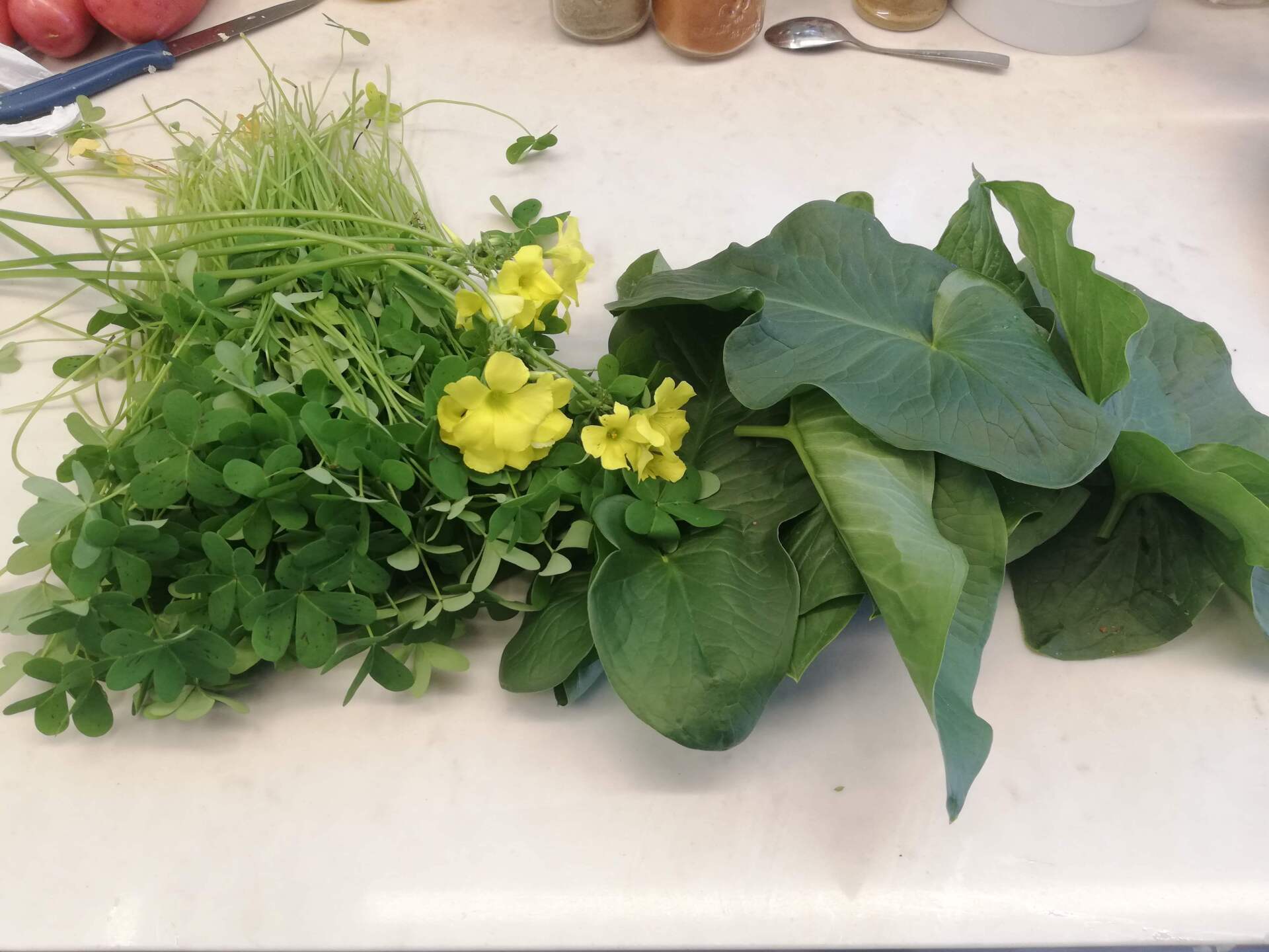 חבורה של פרחים ירוקים וצהובים על קרש חיתוך