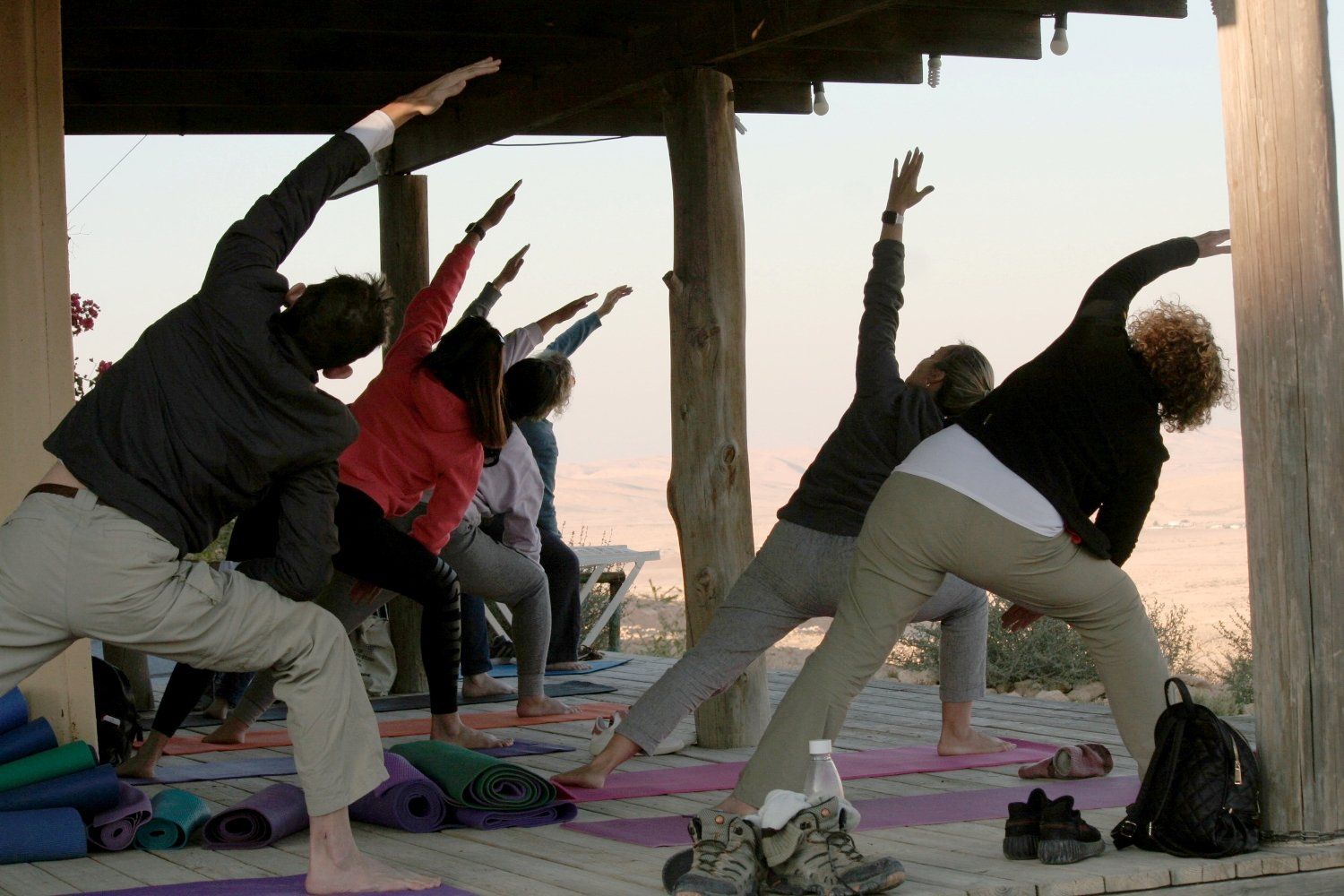 קבוצה של אנשים עושים יוגה על החוף