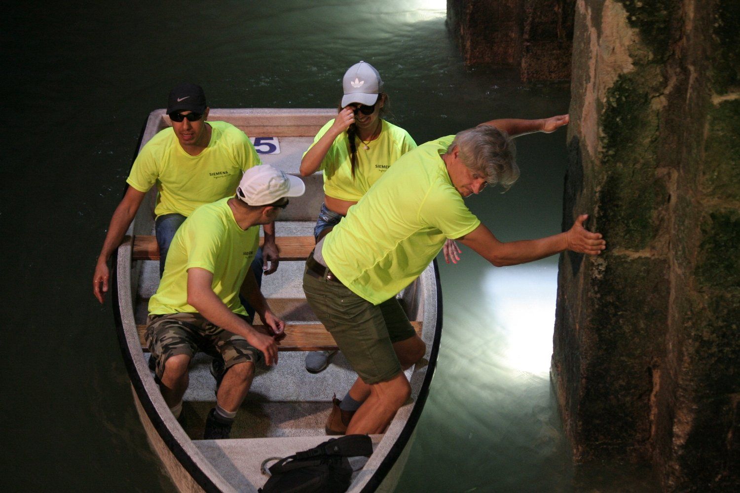 קבוצה של אנשים בסירה עם הספרה 5 בצד.