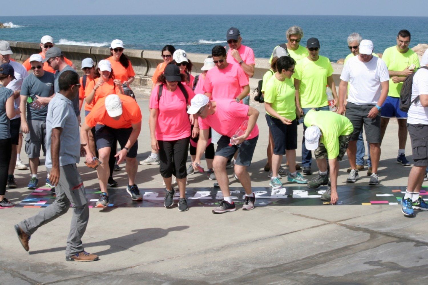 קבוצה של אנשים משחקים על החוף