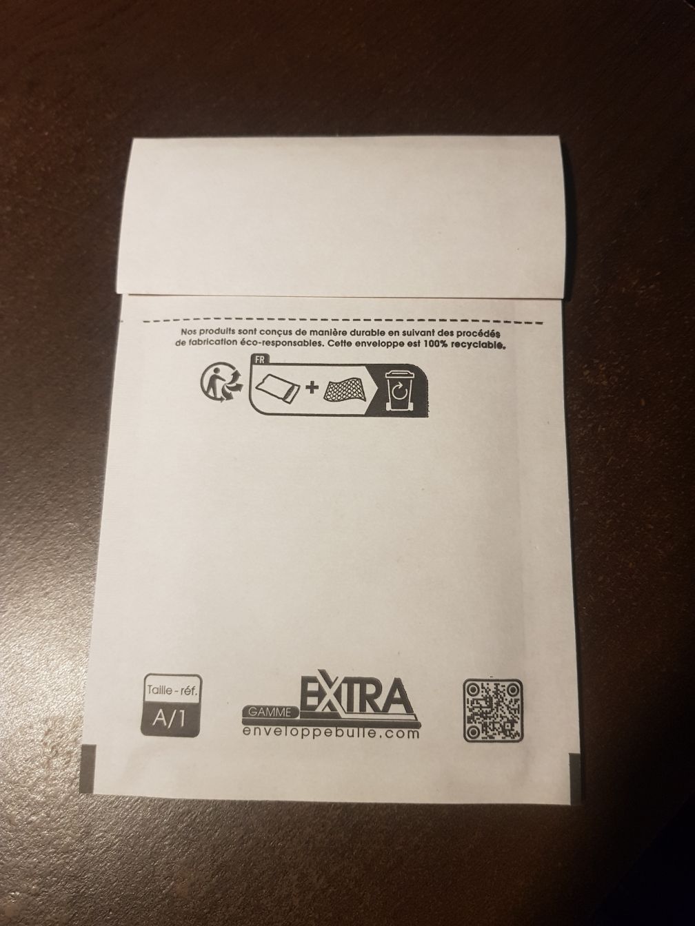 Enveloppe blanche EXTRA contenant du chewing-gum et des instructions de recyclage.