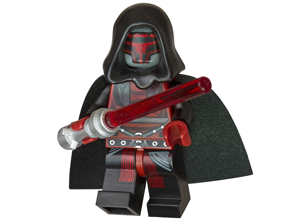 Figurine LEGO Dark Revan noire et rouge, tenant un sabre laser rouge, avec une capuche et une cape noires.