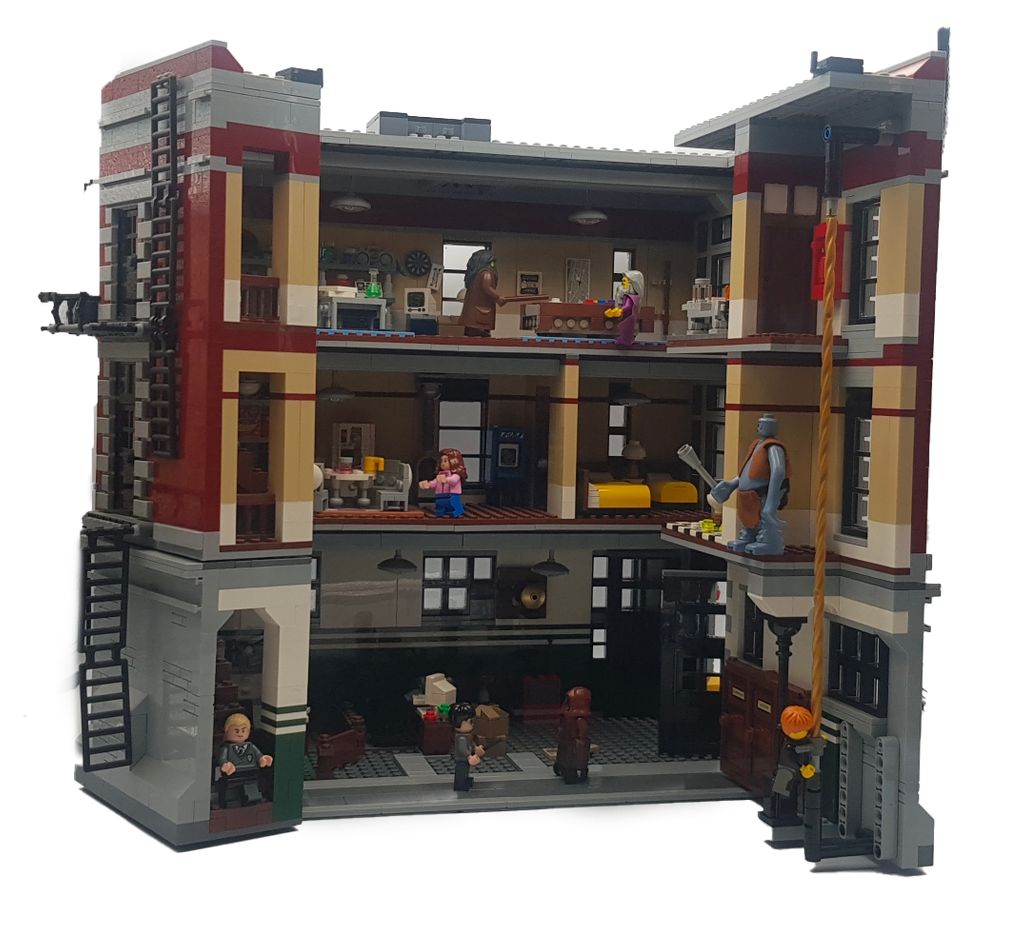 Bâtiment modulaire Lego avec détails intérieurs. Couleurs rouge, beige et gris. Minifigurines dans différentes pièces.