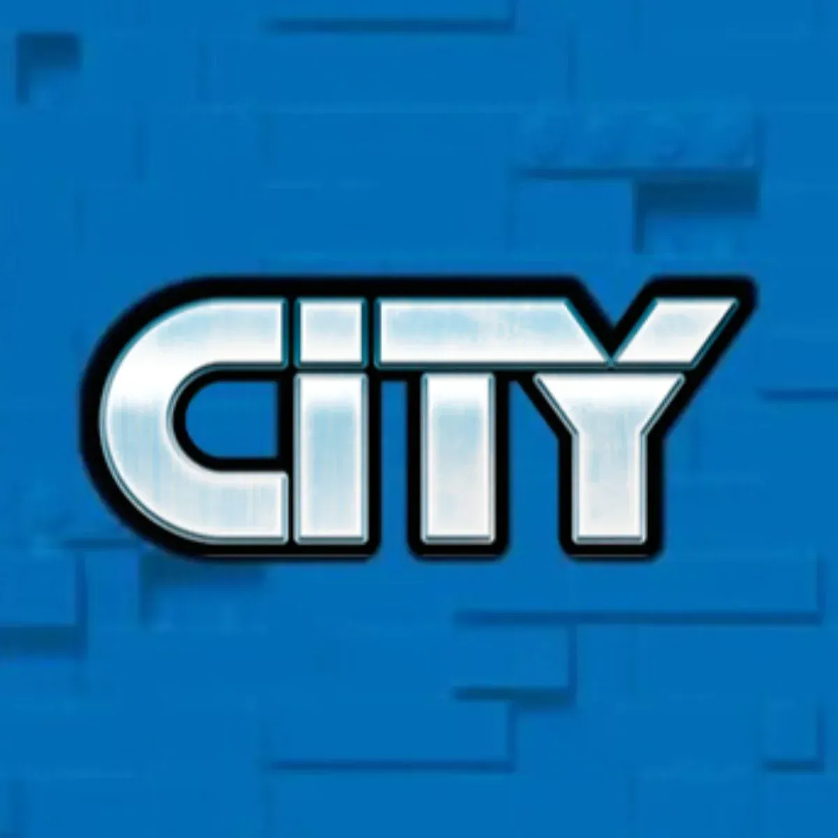 Logo « CITY » avec lettres argentées et contour noir, sur fond bleu uni.