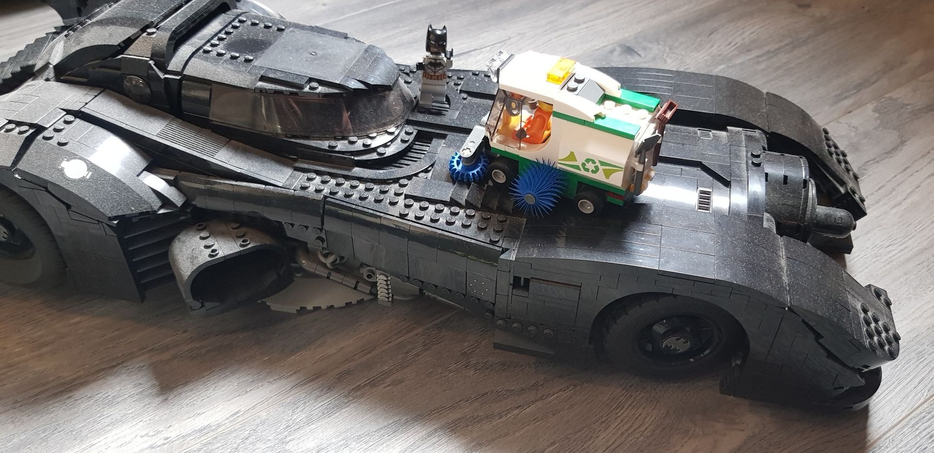 La Batmobile LEGO transporte un food truck LEGO sur son dos.