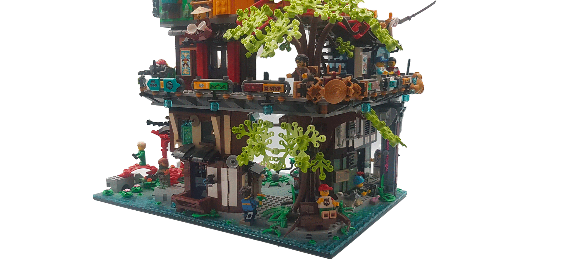 Cabane dans les arbres Lego avec un design architectural détaillé et un feuillage luxuriant, posée sur une base texturée.