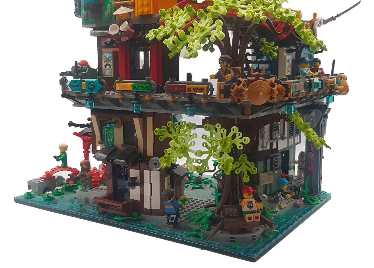 Cabane dans les arbres LEGO avec structure en bois marron et beige, feuillage vert et minifigurines.