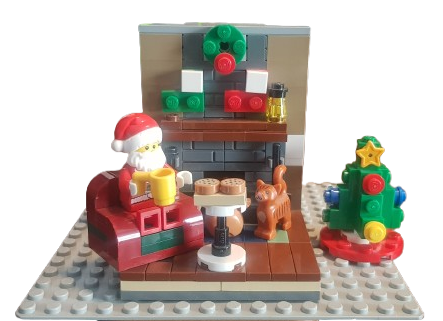 Un Père Noël en Lego, assis dans un fauteuil rouge, tenant une tasse, avec un chat, des biscuits, un sapin et une cheminée.