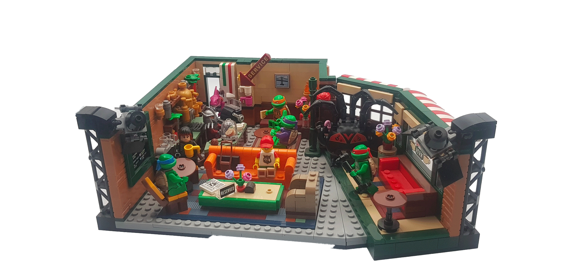 Un diorama LEGO du repaire des Tortues Ninja, avec de nombreuses figurines et un décor détaillé.