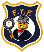 Un détective Lego tenant une loupe à l'intérieur d'un logo en forme de bouclier bleu marine et or avec l'inscription « FYF » au-dessus.