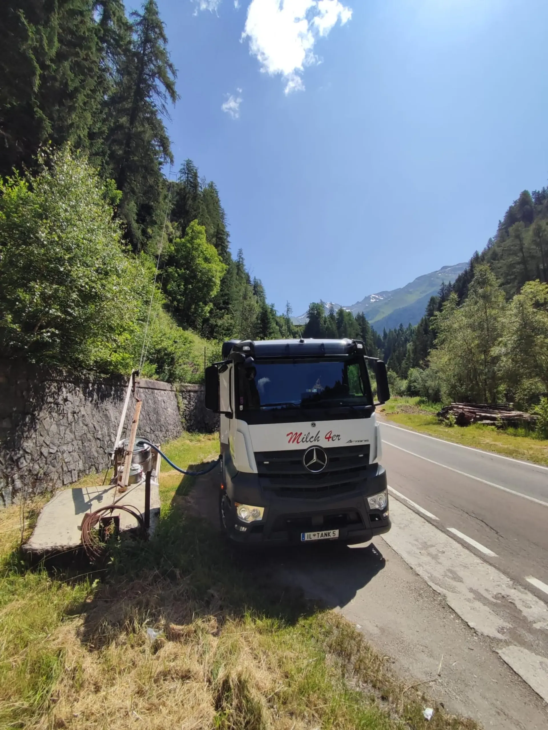 fahrender Milchtransporter