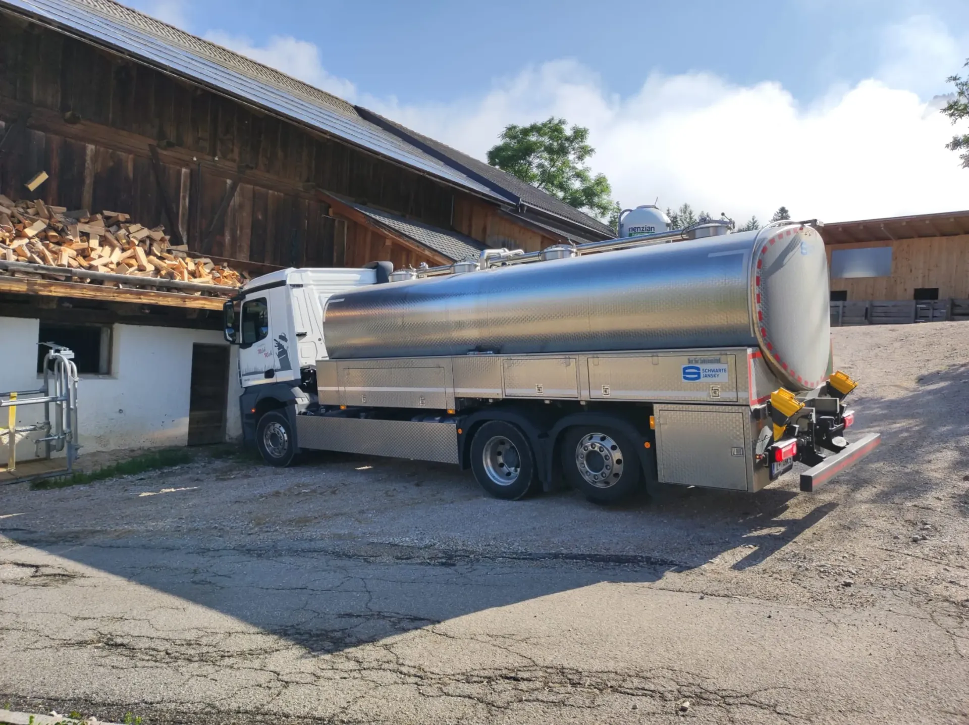 stehender Milchtransporter