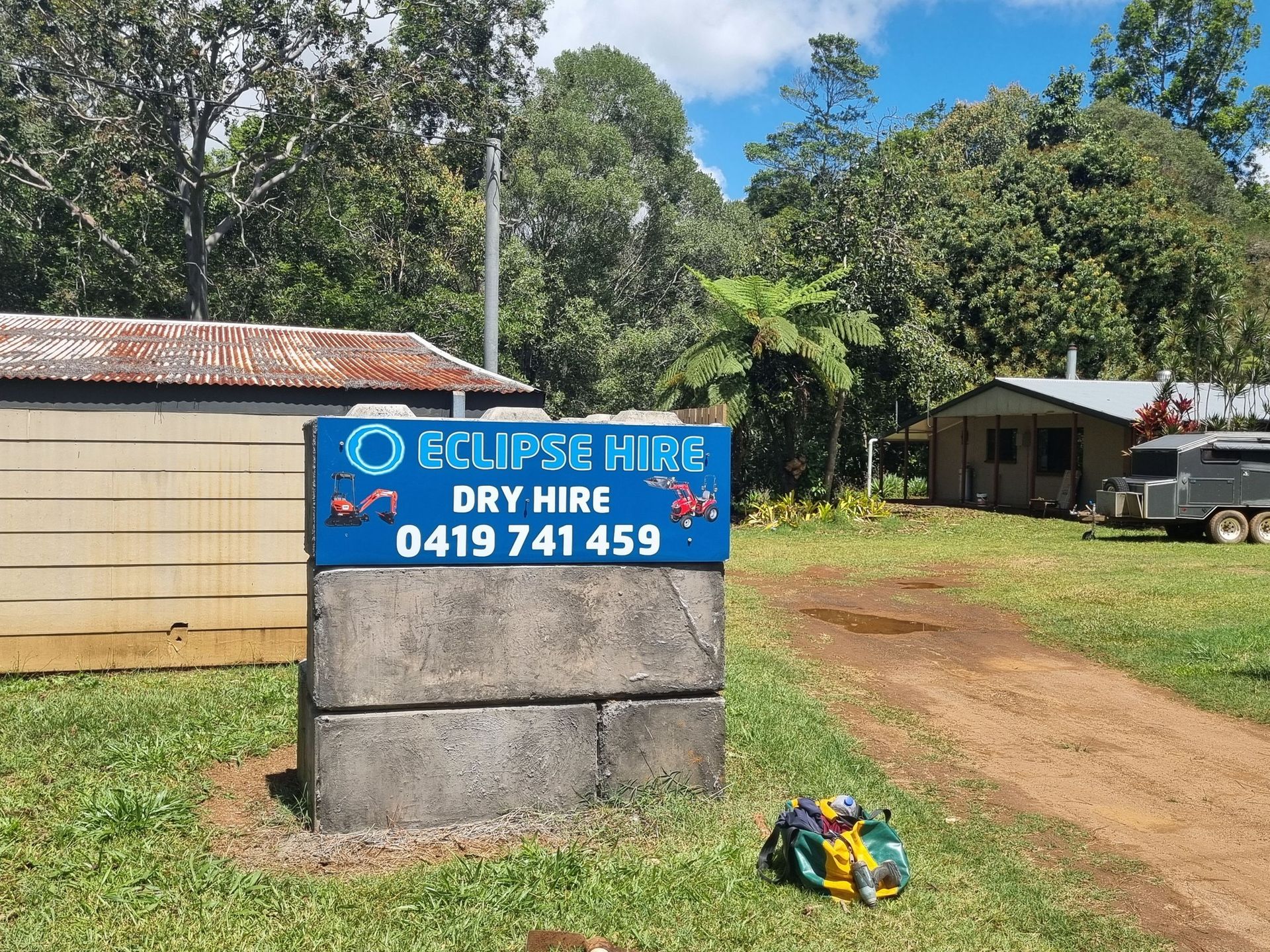 A Sign That Says Eclipse Hire Dry Hire On It — Eclipse Hire In Edmonton, QLD