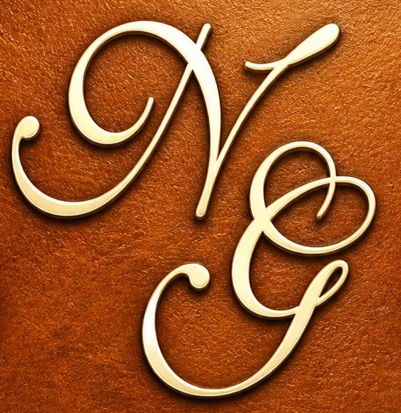 Letras estilizadas doradas “NCG” sobre un fondo naranja texturizado