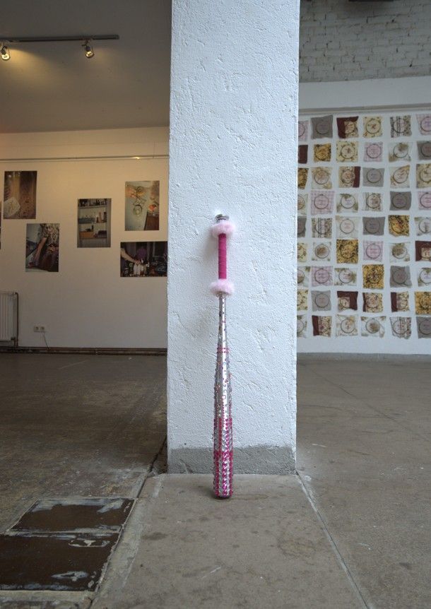 Fabrik 45 Bonn Ausstellungsansicht Jannes Heidemann Baseballschläger Köln Kunst