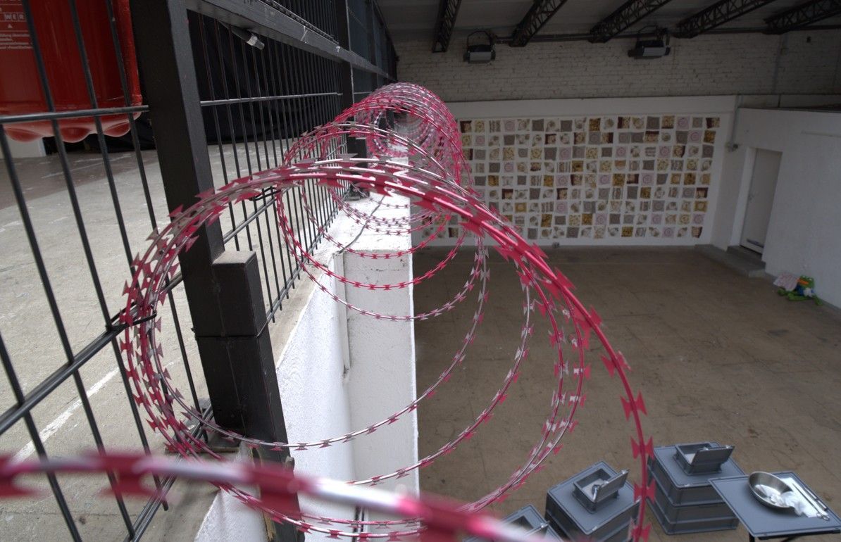 Fabrik 45 Bonn Ausstellungsansicht Jannes Heidemann NATO Draht Köln Kunst