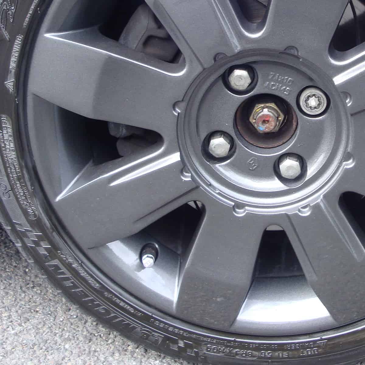 Um close de uma roda de carro com as letras tmc nela
