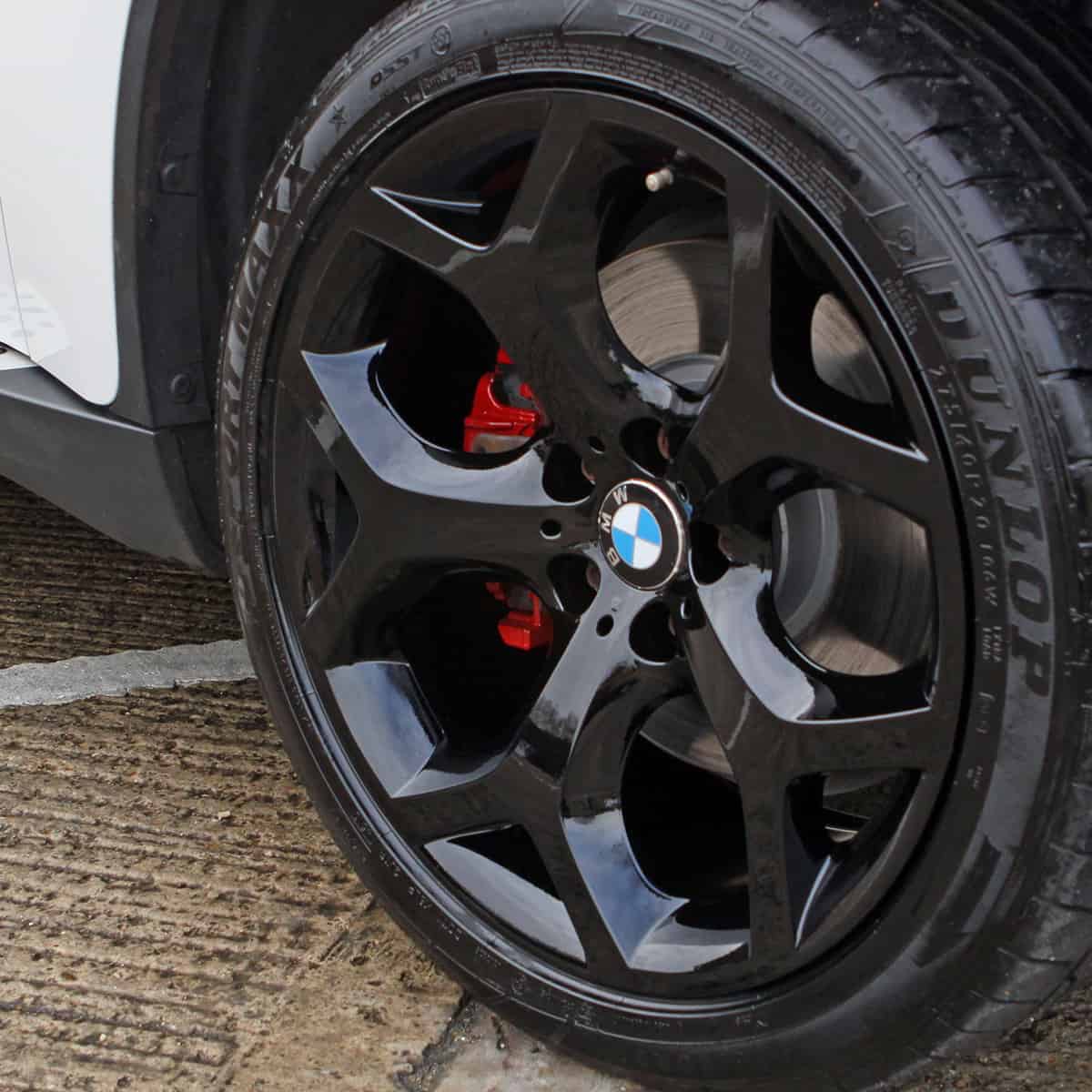 Um close de um pneu dunlop em um bmw