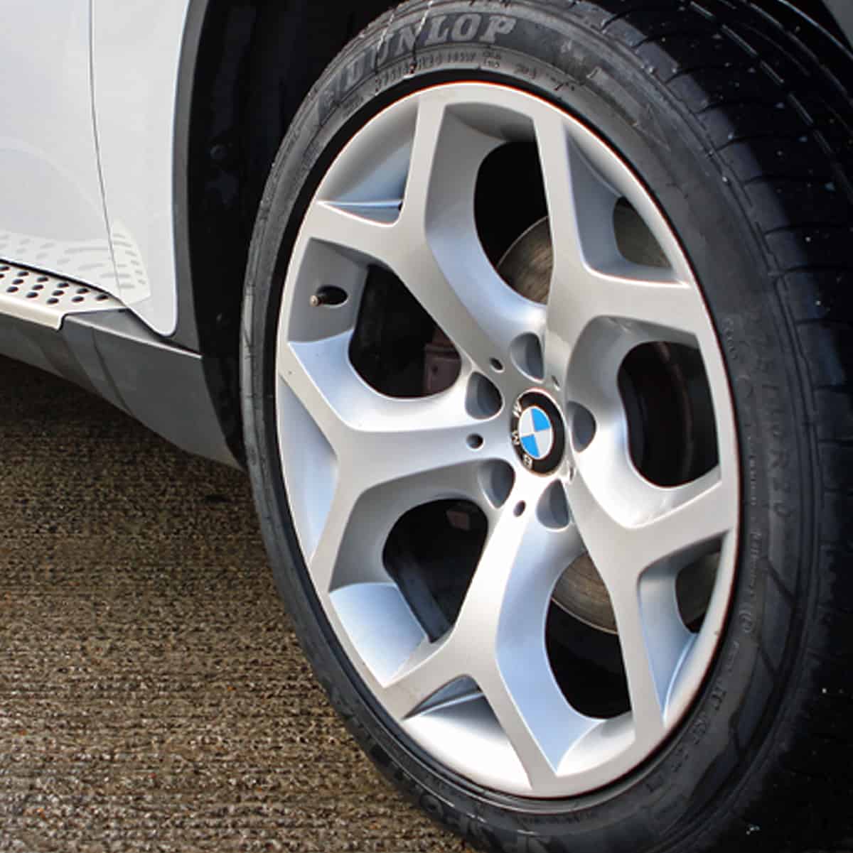 Um close de uma roda bmw com um pneu dunlop
