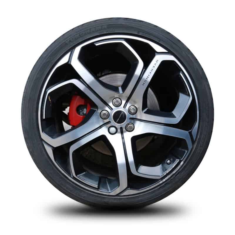 Um close de uma roda de carro em um fundo branco