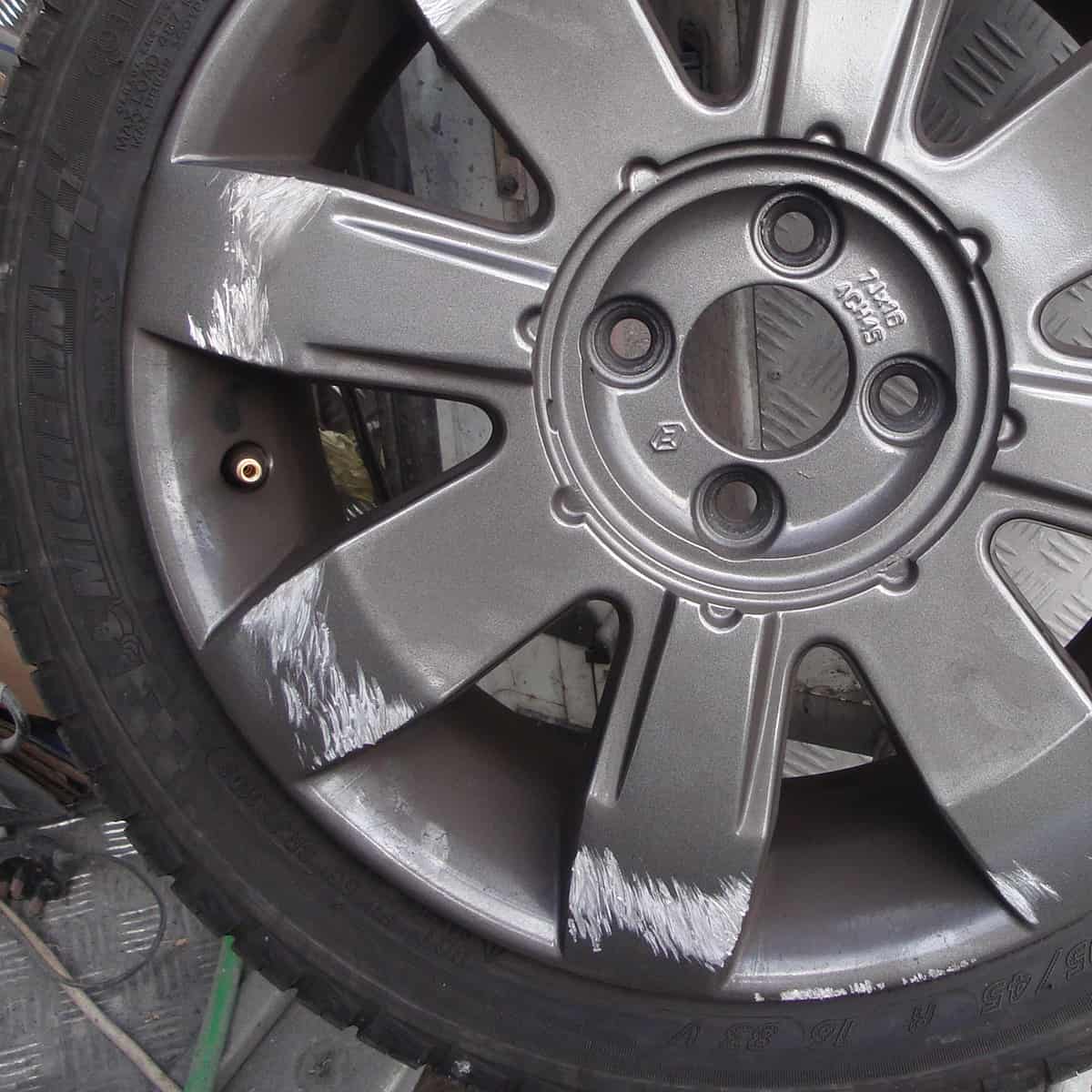 Um close de uma roda de carro com um pneu nela