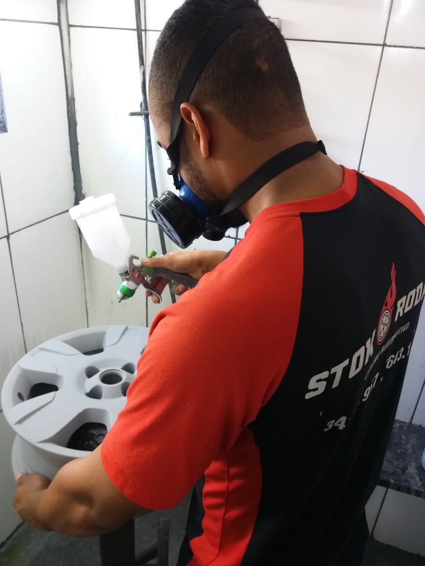 Um homem vestindo uma camisa vermelha e preta que diz 'stou' nela