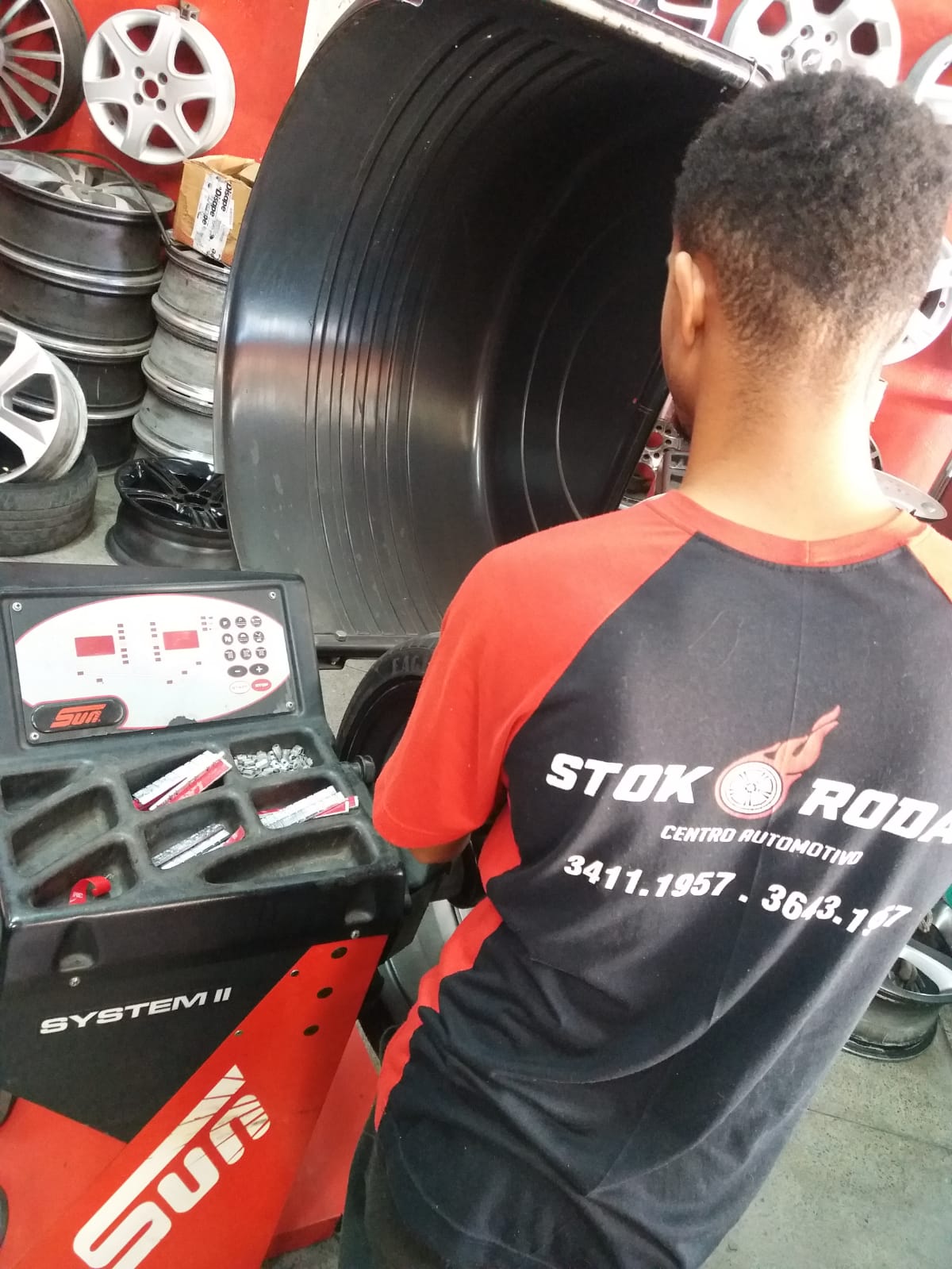 Um homem vestindo uma camisa que diz stok roda