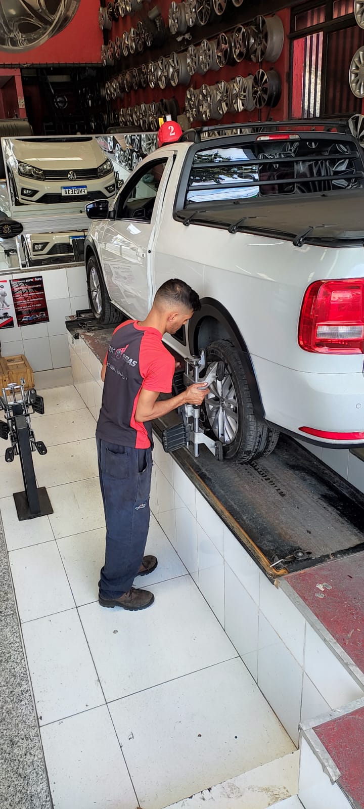Um homem está trabalhando em um caminhão branco em uma garagem.