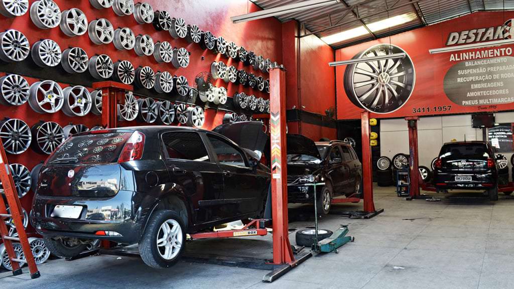 Um carro preto está estacionado em um elevador em uma garagem.