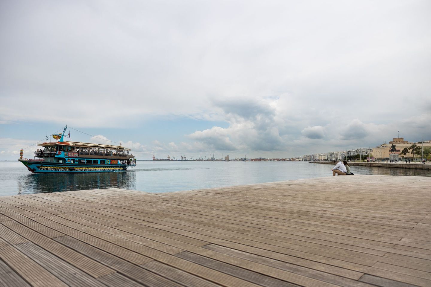 Een boot drijft op het water vlakbij een strand